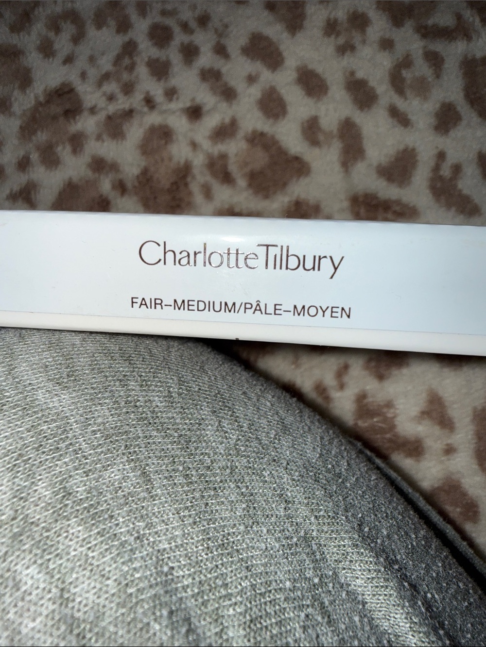 Charlotte Tilbury AIRbrush Brightening flawless finish powder FAIR-MEDIUM BNIB - Picture 2 of 3